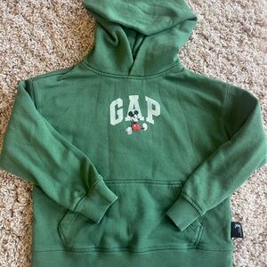 Gap/Disney boys sweatshirt. Green size small. Excellent condition. Cozy!